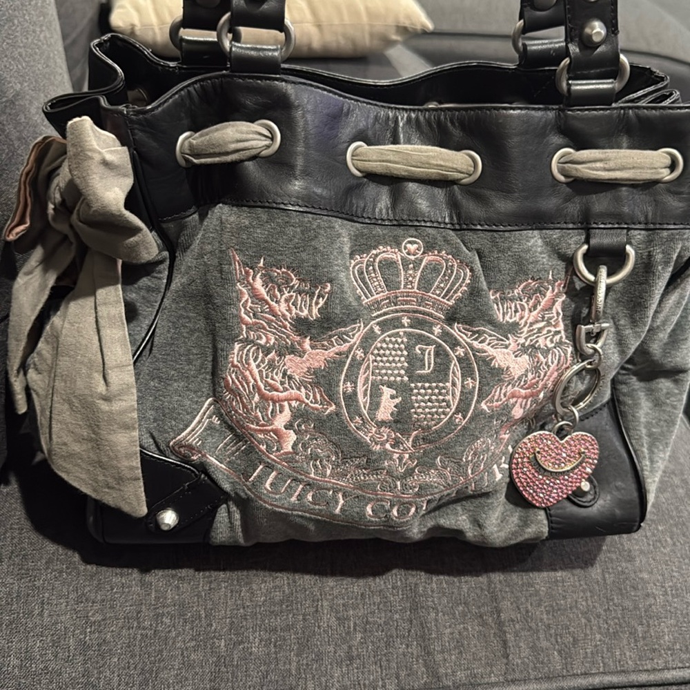 Juicy Couture Y2K grey Scottie Day Dreamer bag
Great condition w/minor wear.